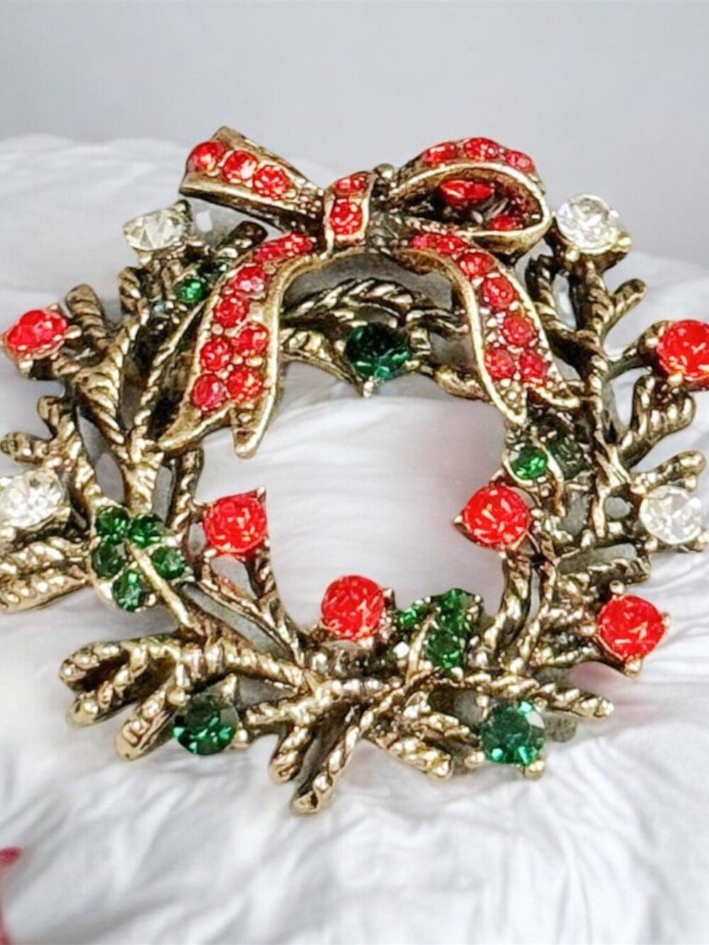 Christmas Brooches, Red Green Rhinestones, Wreath brooches, Floral brooch pin